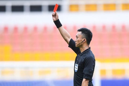 女教师在教室光着被调教